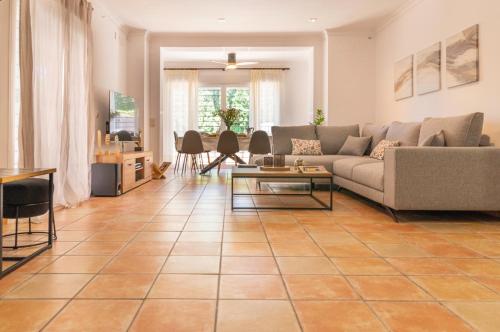 Casa familiar junto al lago con zona de juegos, cine y BBQ