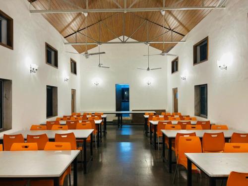 Zona de afaceri și/sau sala de conferințe de la Nisarg Farm Resort
