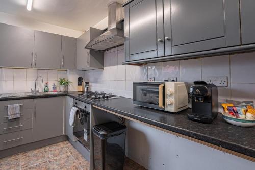 une cuisine avec un comptoir avec un micro-ondes dans l'établissement Contractor Stay, Discounts, Free Parking, Local Shops, à Wyken