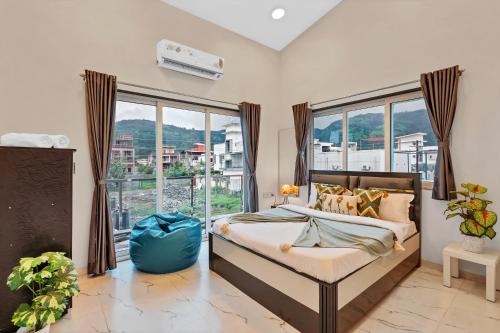 Ένα ή περισσότερα κρεβάτια σε δωμάτιο στο Quarts by Pine Stays, Lonavala