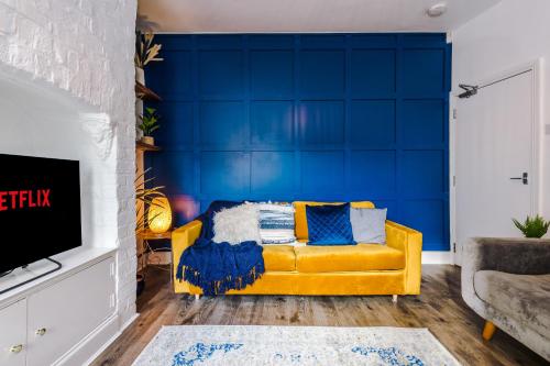 Et tv og/eller underholdning på Spacious 4BR Home with 3 Baths, Manchester Stay