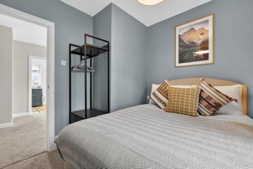 a bedroom with a bed and a black shelf at Central Belfast Apartments Rosetta Residence in Belfast