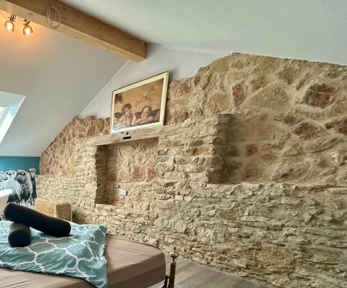 a stone wall in a living room with a couch at Wolke 7 in Dahlem
