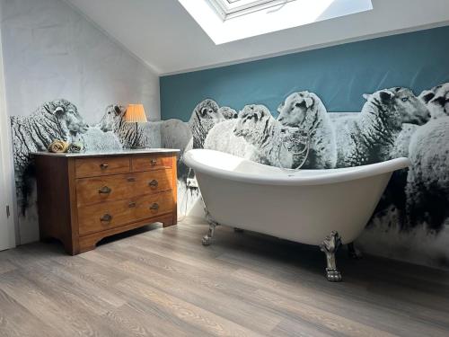 a bathroom with a mural of dogs in a bath tub at Wolke 7 in Dahlem