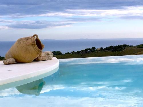 un osito de peluche sentado en el borde de una piscina en Casamediterranea, en Sperlonga