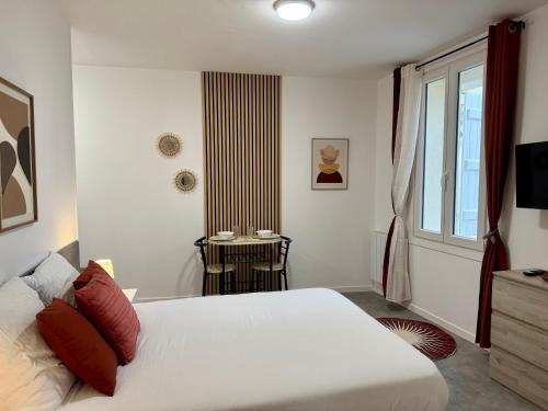 Postel nebo postele na pokoji v ubytování Studio Rosa - Disney - Meaux City Center - Paris