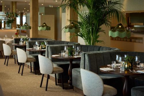 Un restaurante o sitio para comer en Van der Valk Hotel Volendam - Recently renovated