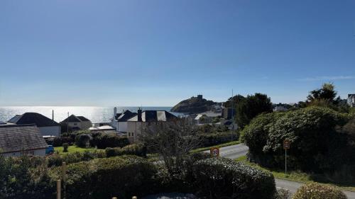ein Blick auf eine Stadt mit dem Meer im Hintergrund in der Unterkunft Bramble Cottage in Criccieth