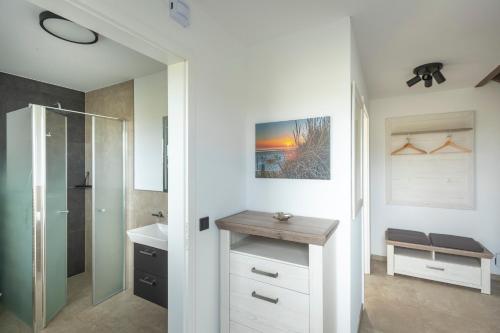 ランゲオークにあるVilla Hafenkiekerの洗面台と鏡のある白いバスルーム