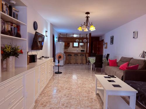 een woonkamer met een bank en een tafel bij Lovely Los Cris Apartment in Los Cristianos