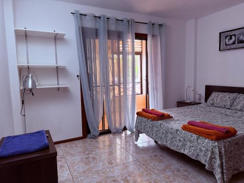 een slaapkamer met een bed met twee handdoeken erop bij Lovely Los Cris Apartment in Los Cristianos