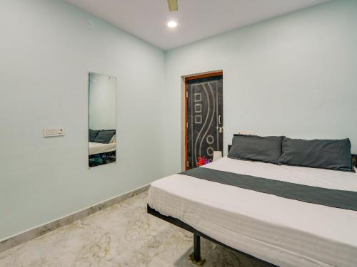 Ένα ή περισσότερα κρεβάτια σε δωμάτιο στο Hotel O SG TRINETRA RESIDENCY