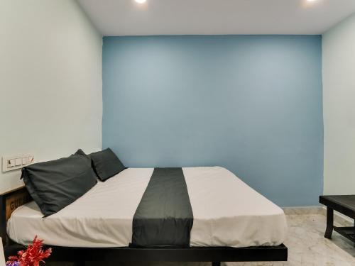 Ένα ή περισσότερα κρεβάτια σε δωμάτιο στο Hotel O SG TRINETRA RESIDENCY