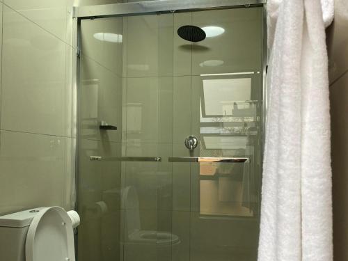 Ένα μπάνιο στο Alldays Country Lodge