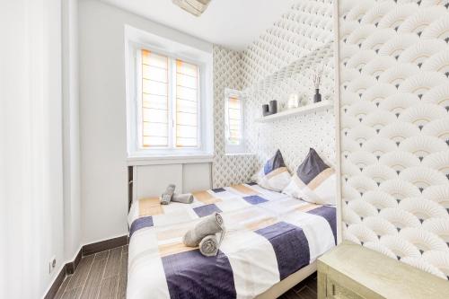 a bedroom with a large bed in a room at Le Saint Mandé - Aux Portes de Paris & Vincennes in Saint-Mandé