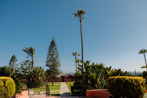 Beachfront apartment with terrace, pool and tennis court in Costabella, Marbella