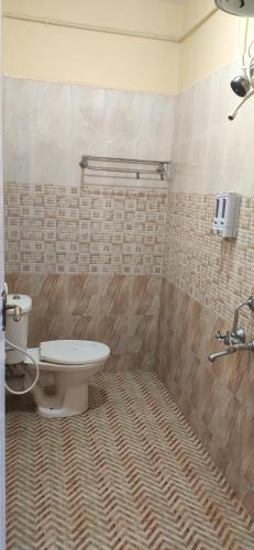 ein Badezimmer mit Toilette und Waschbecken in der Unterkunft Nivriti Cottage Valley View Stay in Udagamandalam