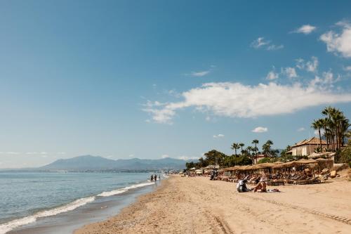 Beachfront apartment with terrace, pool and tennis court in Costabella, Marbella