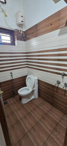 ein Bad mit WC in einem Zimmer in der Unterkunft 2 bhk apartment near Aster medcity Kochi in Ernakulam