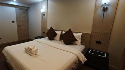 een slaapkamer met een bed met een boek erop bij Palm Spring 301 in Patong Beach