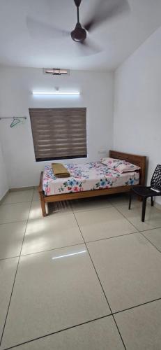 ein Schlafzimmer mit einem Bett in der Zimmerecke in der Unterkunft 2 bhk apartment near Aster medcity Kochi in Ernakulam