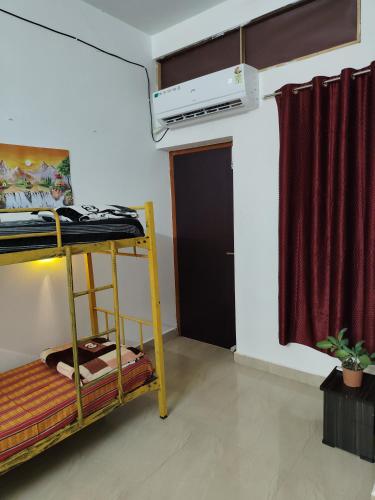 Una cama o camas en una habitación de Sanchari hostel