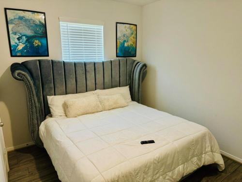 1 cama con cabecero en un dormitorio en Luxury Peace villa, en Katy