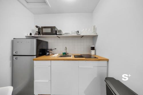 Dapur atau dapur kecil di Chic Miami Studio - Gym, BBQ, Free Parking