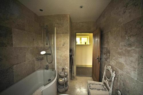 Koupelna v ubytování Huckleberry Cottage at Black Horse Beamish