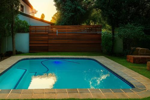 une piscine dans l'arrière-cour d'une maison dans l'établissement Limonite GuestHouse, à Pretoria