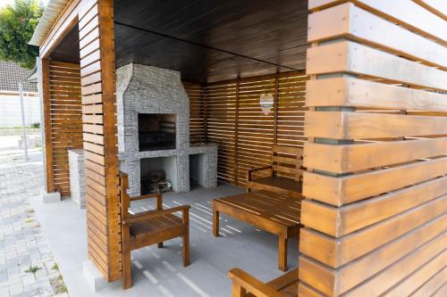 TV a/nebo společenská místnost v ubytování Malaika Guest House