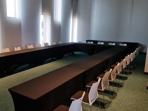 a room with a row of chairs and a long table at Novotel Arica in Arica
