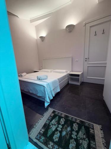 a small bedroom with a bed and a rug at Keshtjella Duka in Rrëshen