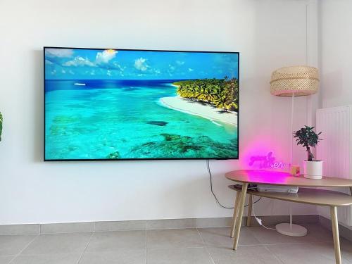 Μια τηλεόραση ή/και κέντρο ψυχαγωγίας στο T3 avec loggia, Clim et parking - Proche Montpellier