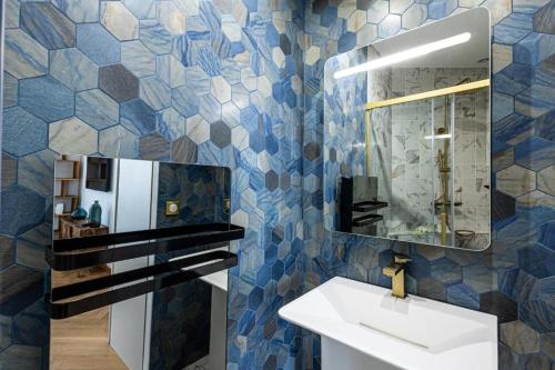 a bathroom with a sink and a mirror at Appartement Prestige sur la Promenade des Anglais in Nice