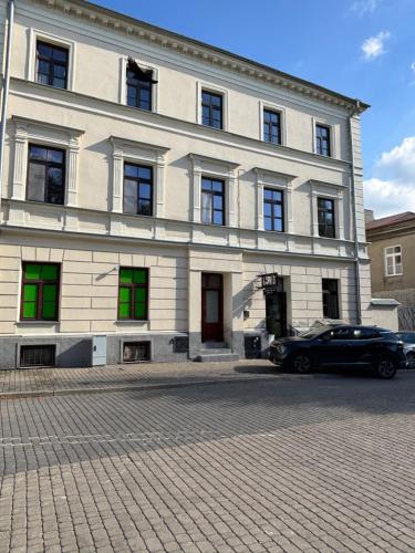 a black car parked in front of a building at Apartamenty Łuczkowskiego z widokiem na Studnię 5 in Chełm