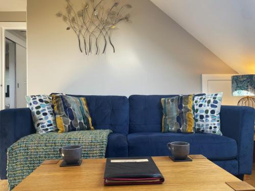Posezení v ubytování The Courtyard 2 Bedroom Apartments in Central Windsor with Parking