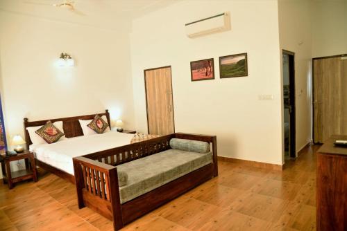 una camera con un letto e un divano di The Ranthambore Samrajya Tiger Seven a Sawai Madhopur