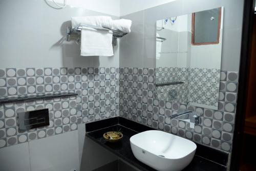 un bagno con un water bianco e un lavandino di The Ranthambore Samrajya Tiger Seven a Sawai Madhopur