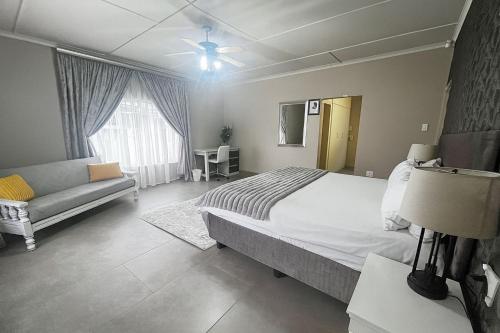 Postel nebo postele na pokoji v ubytování The Bloemhof Stay