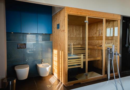 KhortiátisにあるSKYLINE VILLA ESTATE The Luxury Mountain Experienceのトイレと洗面台付きのバスルーム