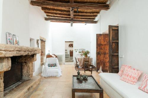 Una sala de estar con un sofá y una chimenea. en New! Villa Can Gibert, en Sant Mateu d’Albarca