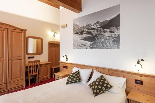 Una cama o camas en una habitación de Hotel Genzianella