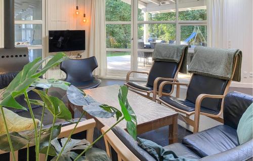 Μια τηλεόραση ή/και κέντρο ψυχαγωγίας στο 4 Bedroom Cozy Home In Nykøbing Sj