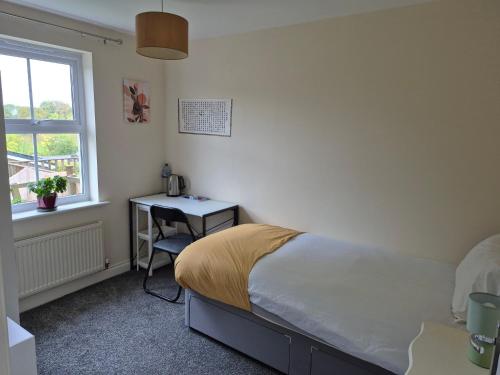 Postel nebo postele na pokoji v ubytování private room with a showerroom to your own