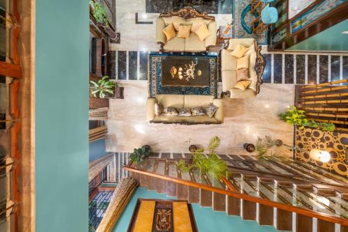 een bovenaanzicht van de lobby van een huis bij Wooden Whispers Traditional Luxe Spacez Villa in Bangalore