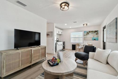 TV a/nebo společenská místnost v ubytování Treasure Island Escape