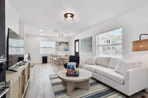 TV a/nebo společenská místnost v ubytování Treasure Island Escape