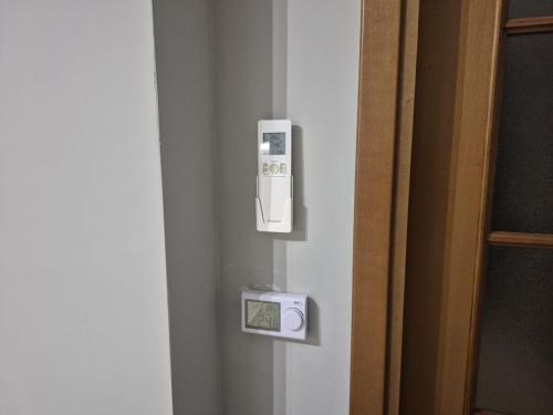 a wall with a temperatureimeter and a thermostrophe at Fantastic Apartmet Carignano-BORGO MERCATO MONCALIERI in Moncalieri