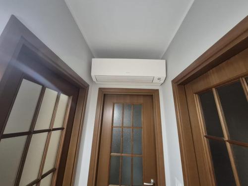 a room with a ceiling fan and a door at Fantastic Apartmet Carignano-BORGO MERCATO MONCALIERI in Moncalieri